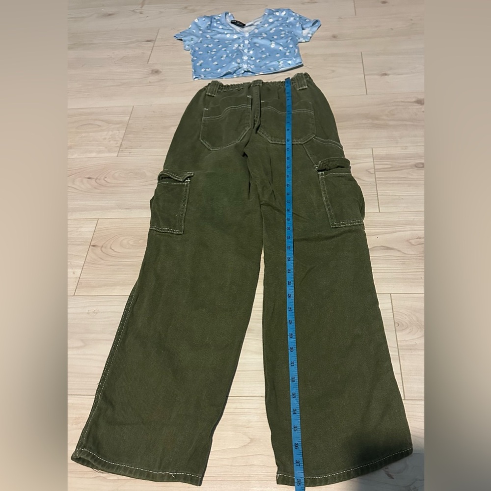 Green cargo jeans with crop top